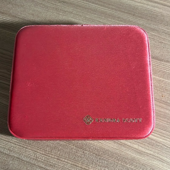 New Tags Kendra Scott Mattie Soft Velvet Jewelry Box Case: Barbie Bright Pink - Picture 3 of 6